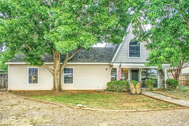 view of front of property featuring a front yard