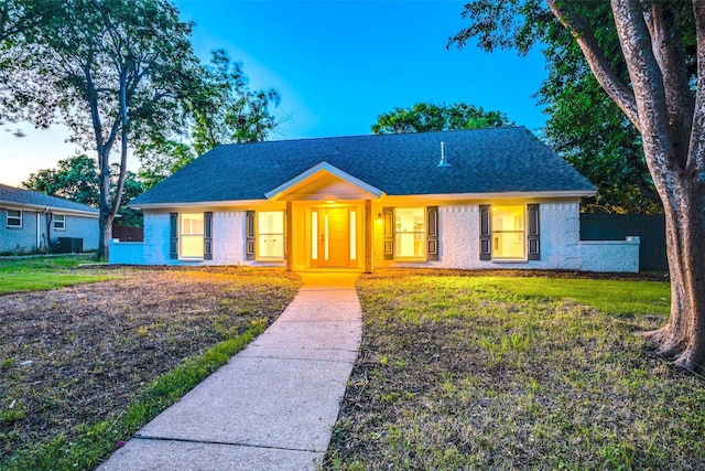 single story home featuring a front lawn