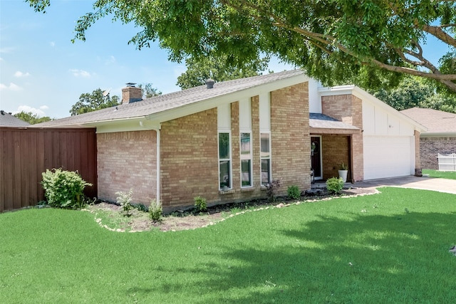 view of front of home featuring a front lawn and a garage