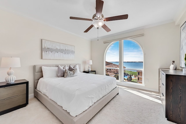 living room with hardwood / wood-style floors, ceiling fan, a water view, and crown molding