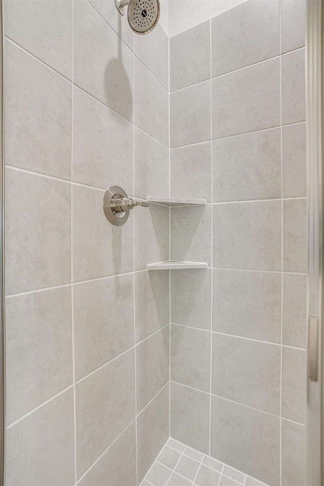 bathroom featuring tiled shower