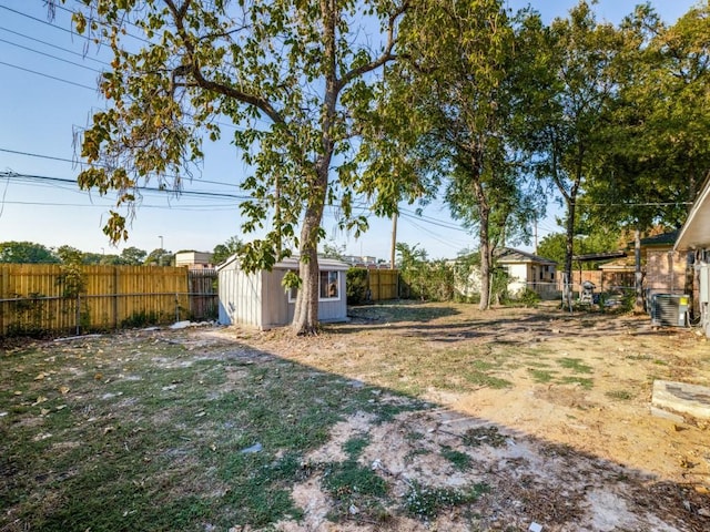 view of yard featuring cooling unit and a shed