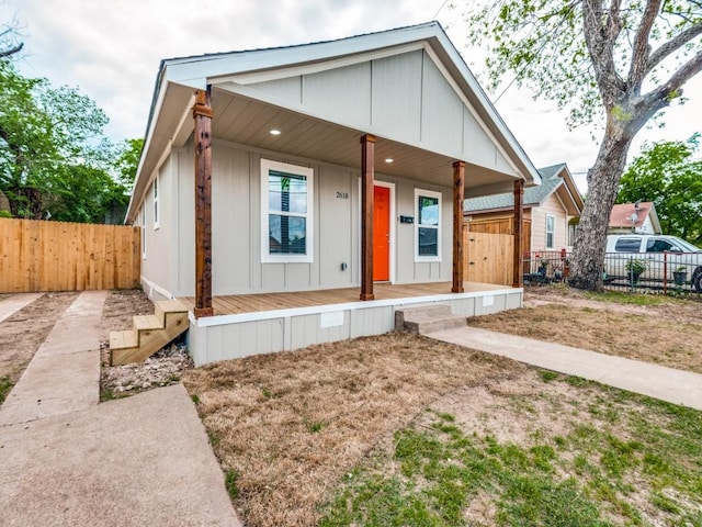 view of front of property featuring covered porch