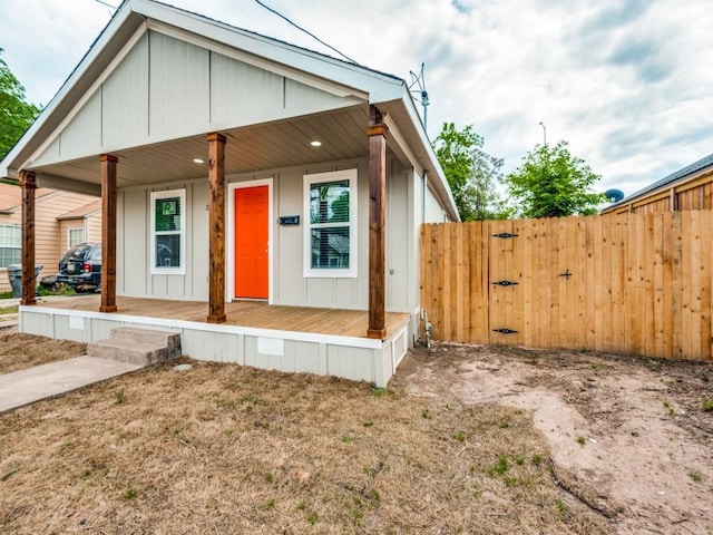 view of front of property featuring covered porch