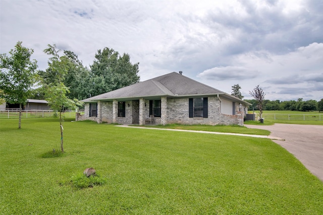 view of front of property featuring a front lawn