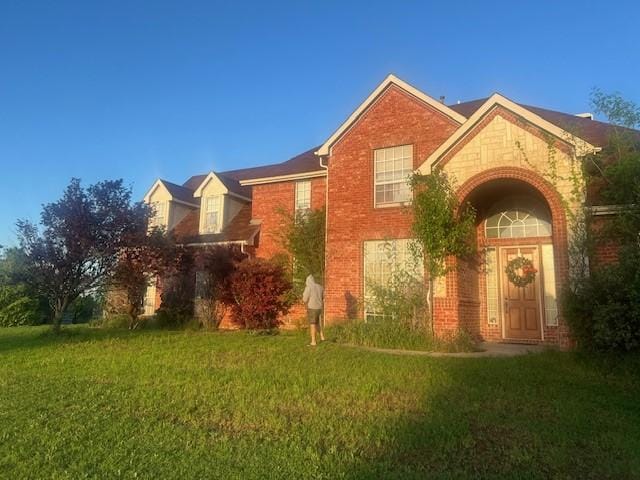 view of front facade featuring a front lawn