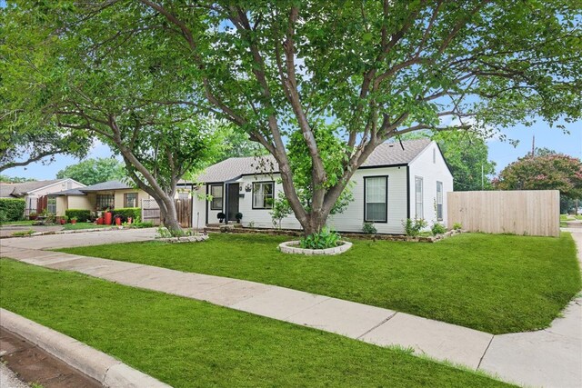 single story home with a front lawn