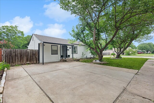 view of front of home featuring a front lawn