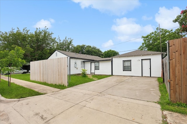 ranch-style home featuring a front lawn