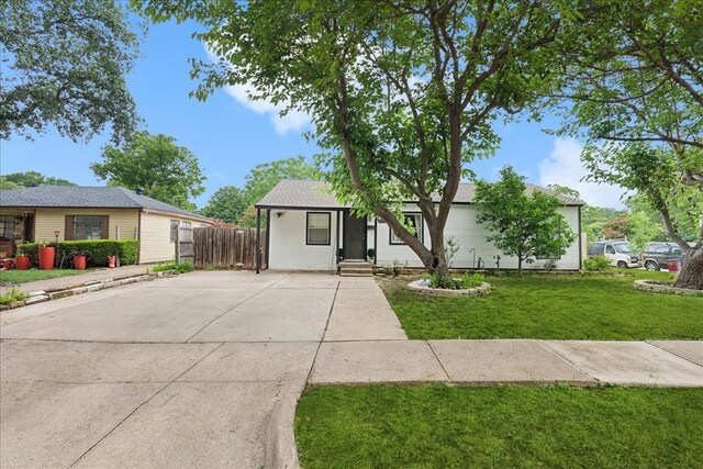 view of front of property with a front lawn