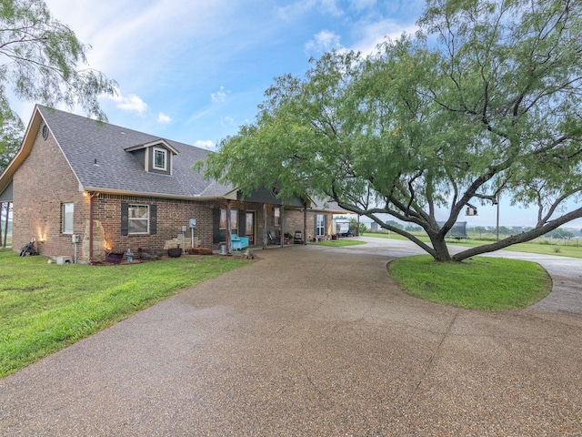 view of front of property with a front yard