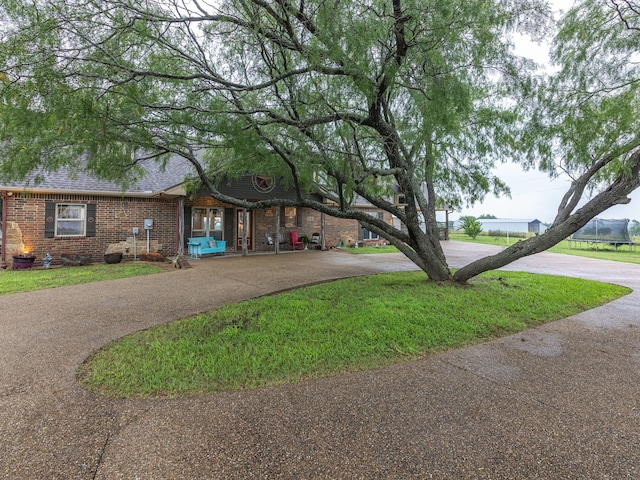 view of front facade with a front lawn