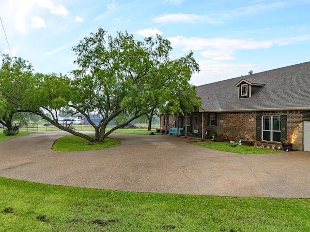 view of front of house featuring a front lawn