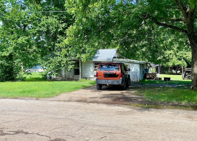 view of front facade with a front lawn