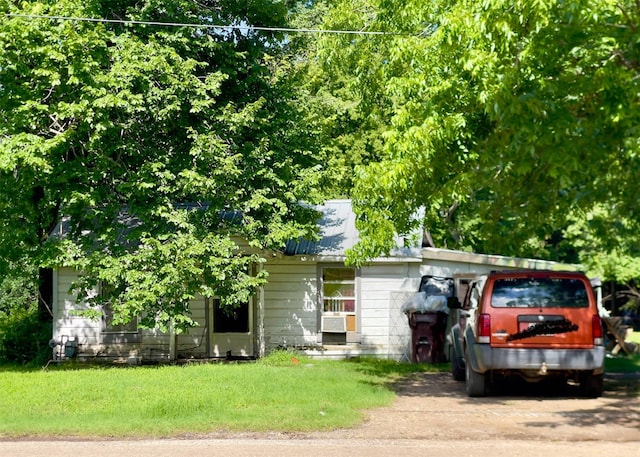 view of front of property featuring a front lawn