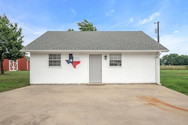 single story home with a front yard