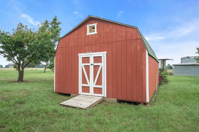 view of outdoor structure with a yard