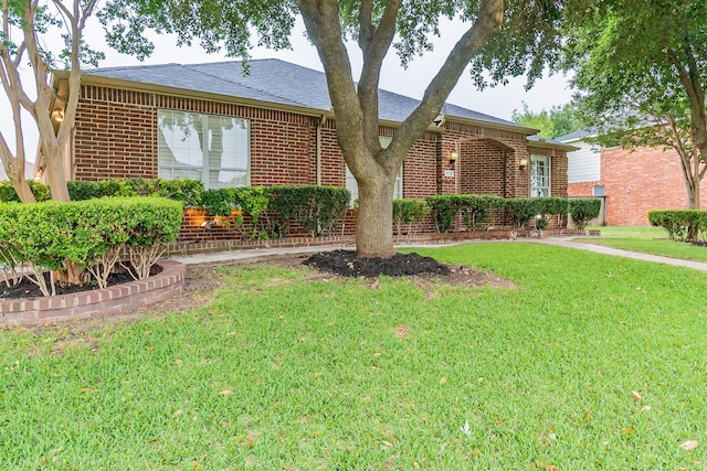 view of front of property featuring a front yard