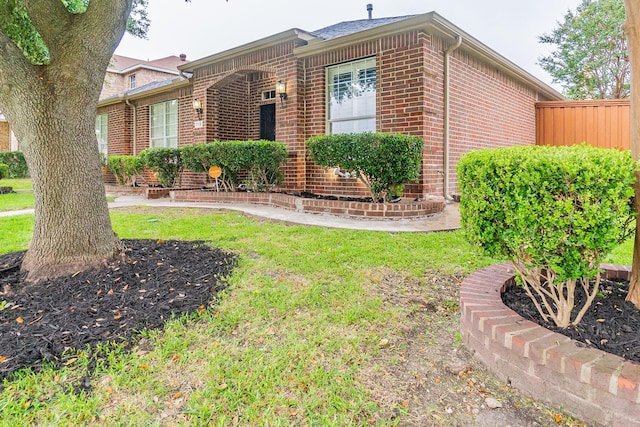 view of front of house featuring a front yard