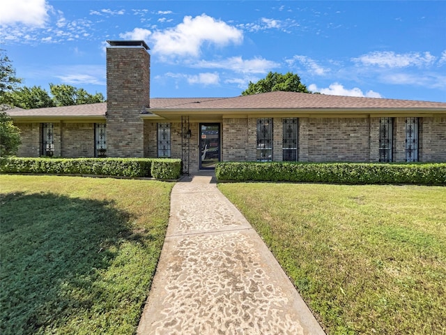 single story home with a front lawn