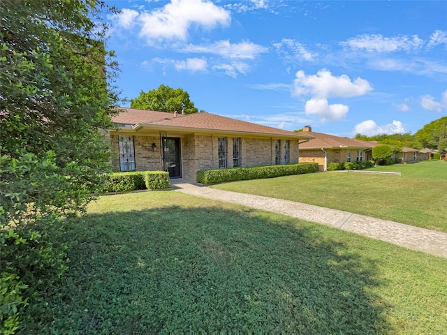 ranch-style home featuring a front lawn