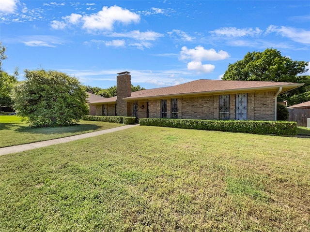 ranch-style home featuring a front lawn