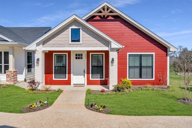 view of front of property featuring a front lawn