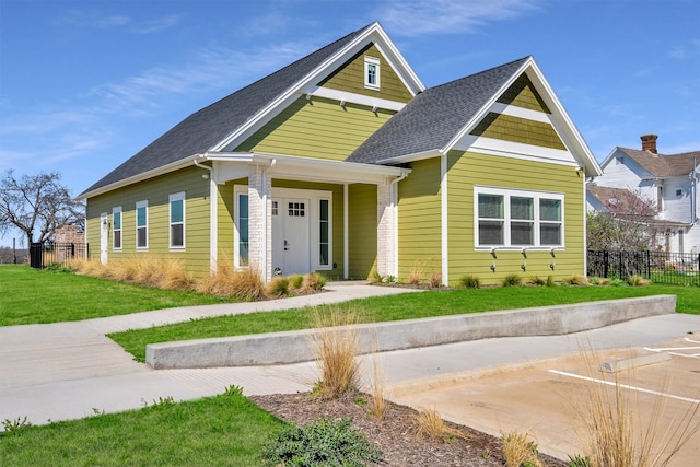 view of front facade featuring a front lawn