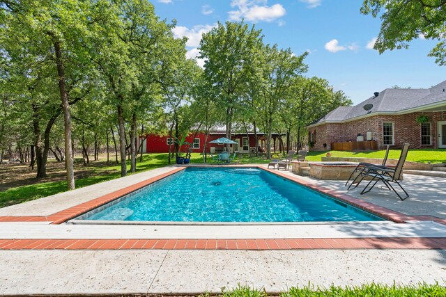 view of swimming pool