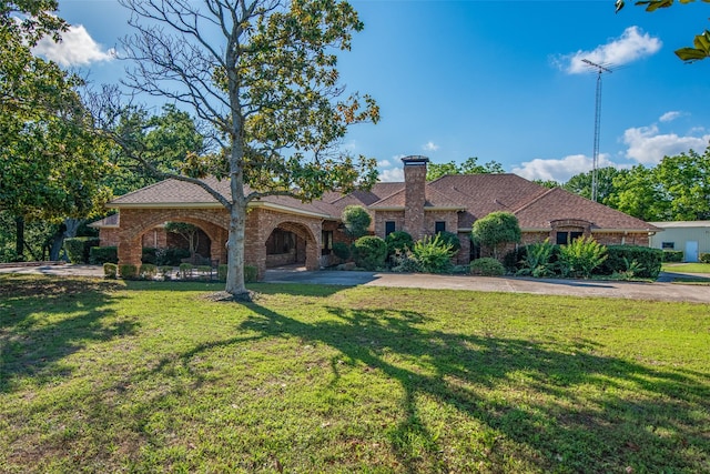 view of front of house featuring a front yard