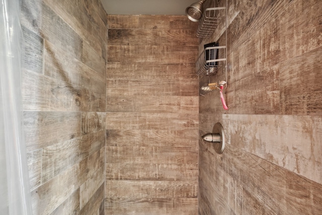 bathroom featuring a tile shower