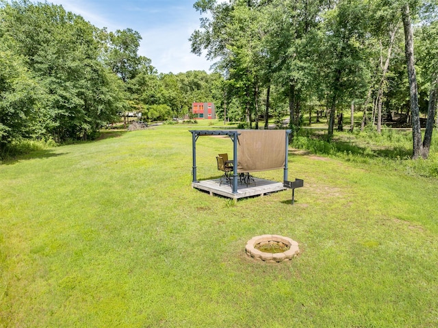 view of yard featuring an outdoor fire pit