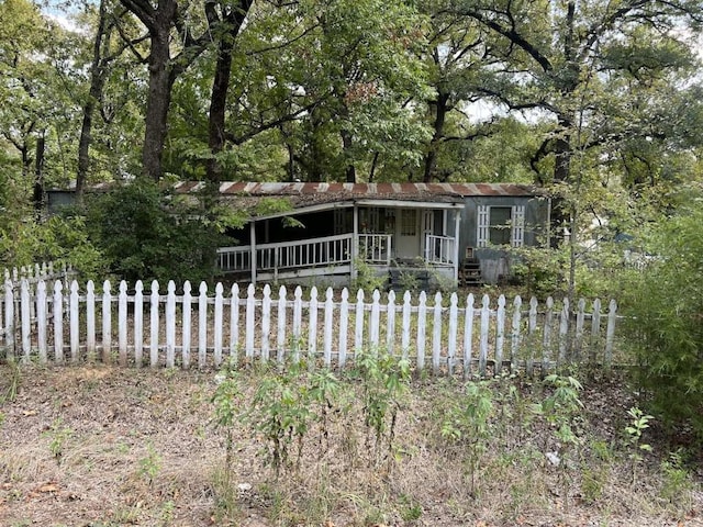 manufactured / mobile home featuring a porch