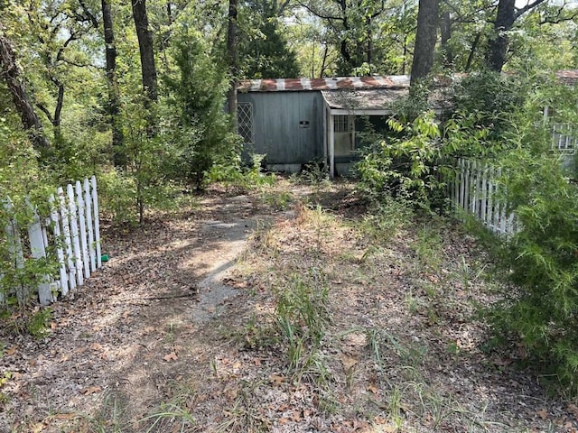 view of yard with a storage shed