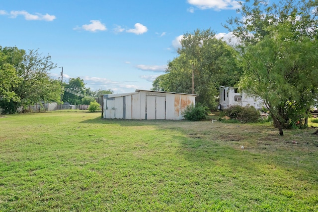 view of yard with an outdoor structure