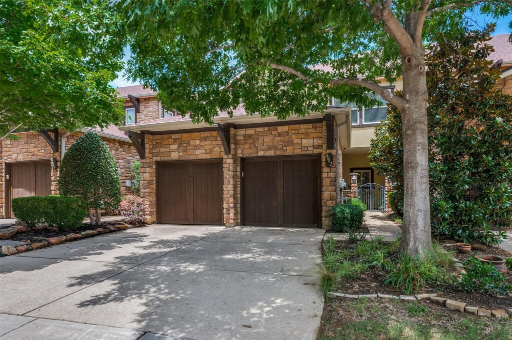 view of front facade featuring a garage