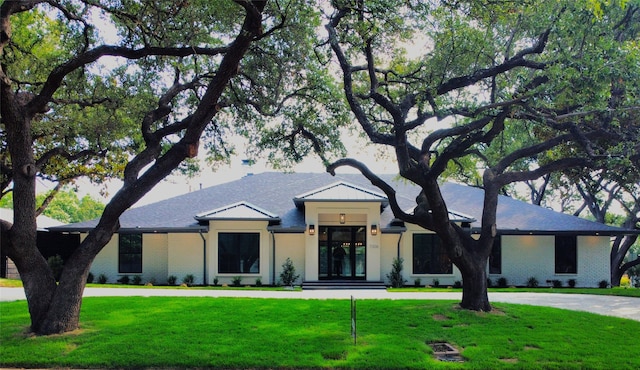 view of front of house featuring a front lawn and brick siding