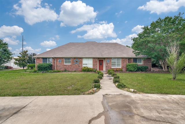 single story home featuring a front lawn