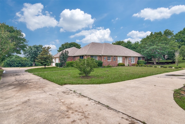 single story home featuring a front lawn