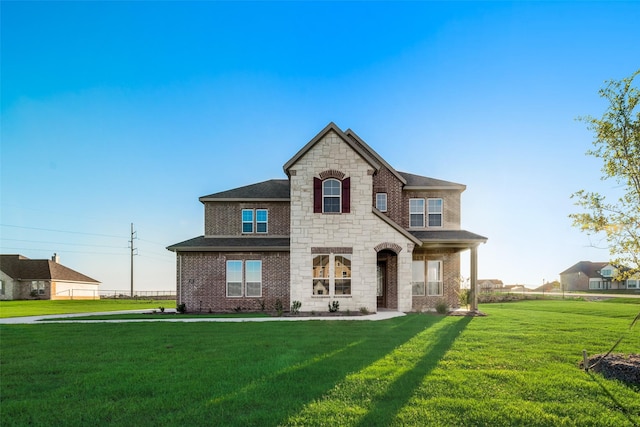 view of front of house featuring a front lawn