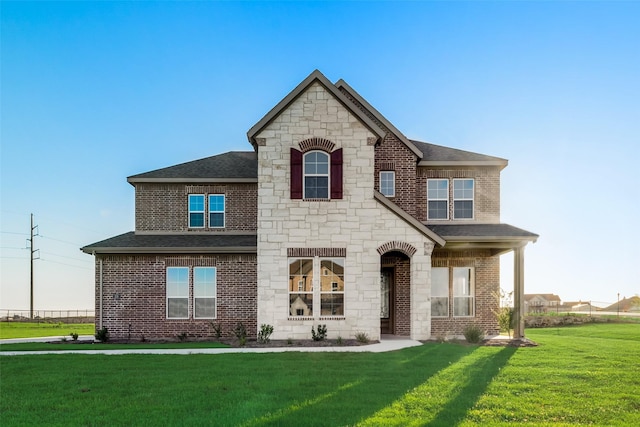 view of front of property featuring a front lawn