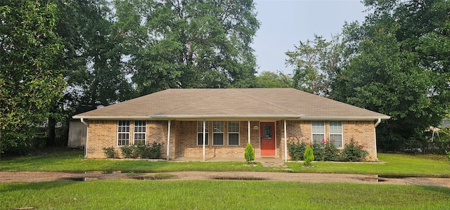 single story home with a front lawn