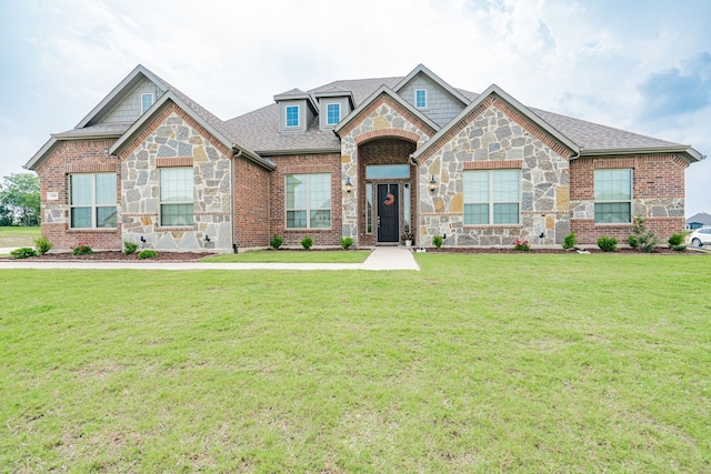 craftsman inspired home featuring a front lawn