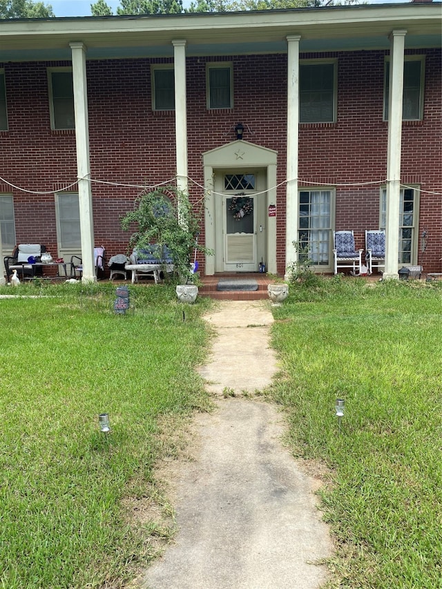 exterior space featuring a front yard