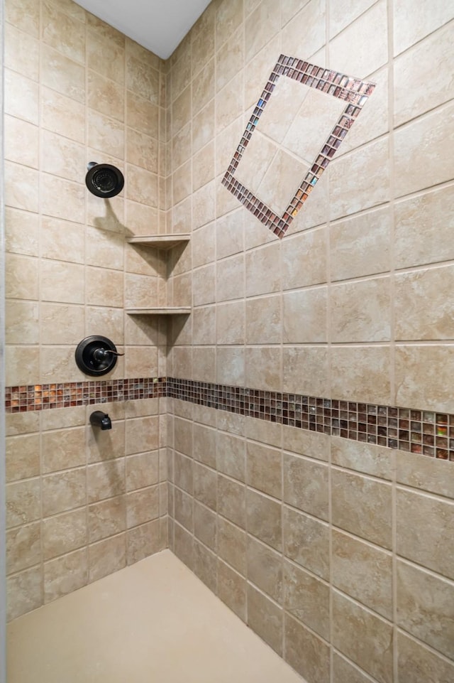 bathroom featuring tiled shower