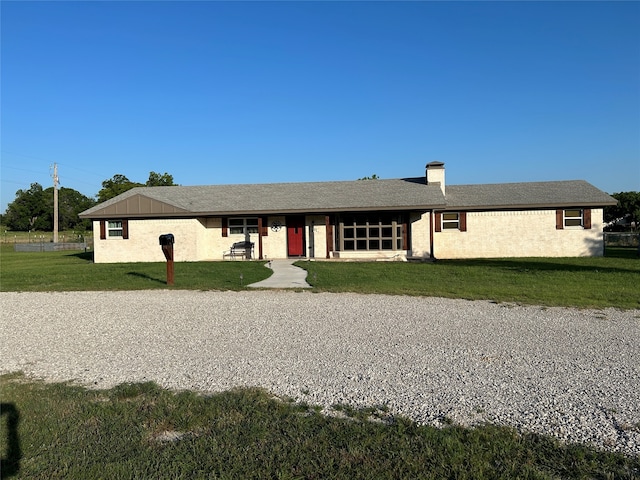 single story home featuring a front yard