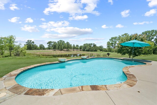 view of swimming pool featuring a diving board and a lawn