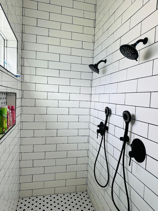 bathroom featuring tiled shower