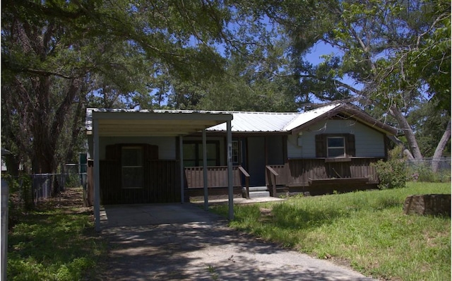 view of front of property featuring covered porch and a carport