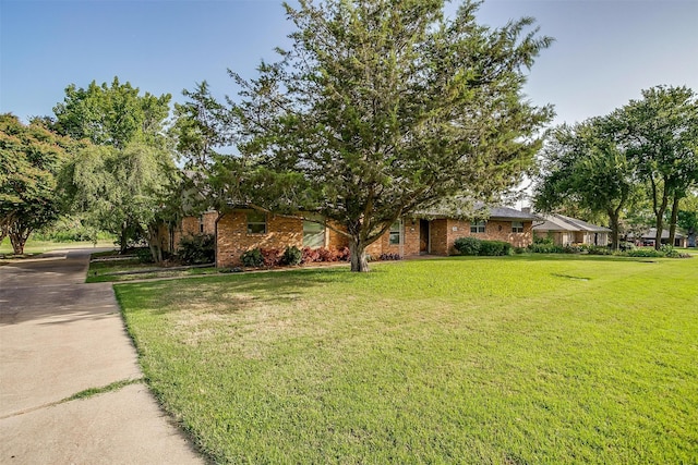 view of front facade featuring a front lawn